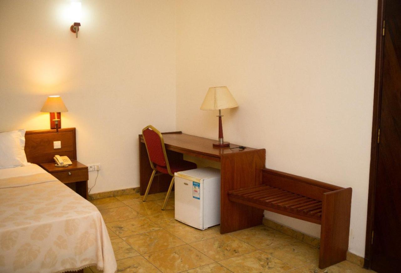 Hotel Marbella Lomé Esterno foto